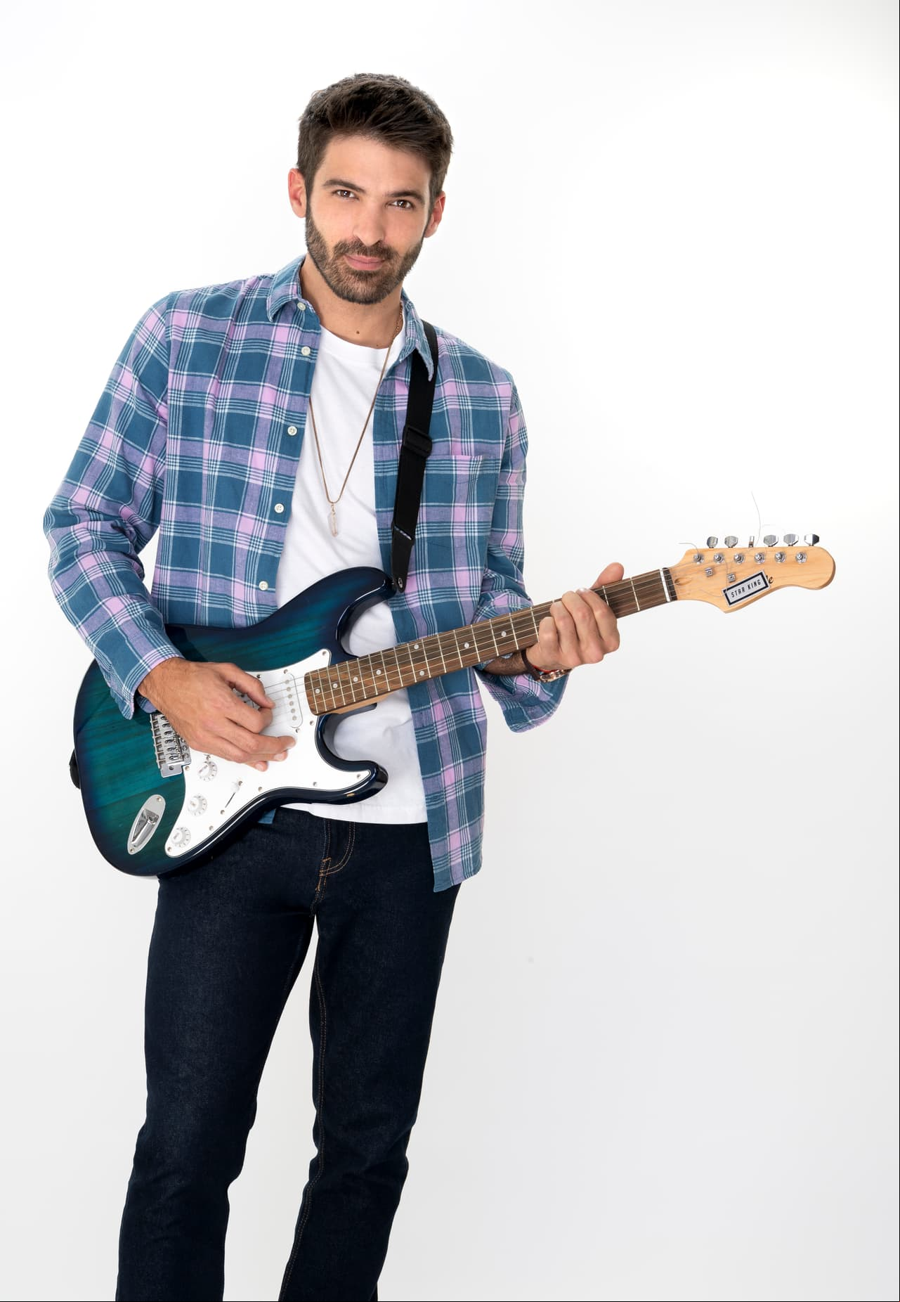 'Max' (Ramiro Tomasini) es noble, generoso, simpático, trabajador, algo tímido e indeciso. Desde adolescente, comenzó a tocar en grupos de música versátil, aunque lo suyo es el pop rock.