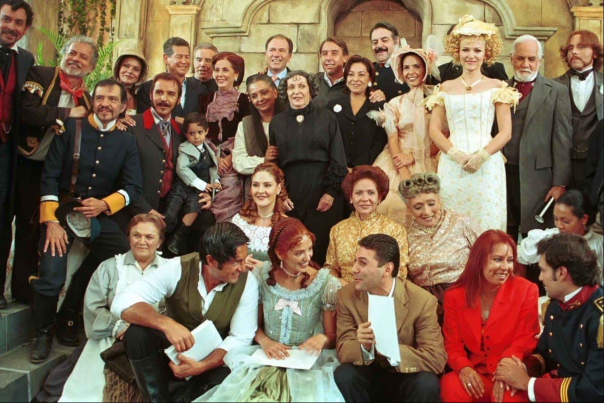 El elenco de la telenovela reunido con la producción de la misma.