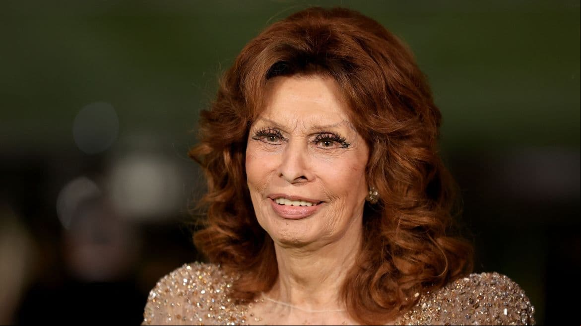 Sophia Loren reaparece a sus 90 años e impacta con su look: ¿cuál es su estado de salud?