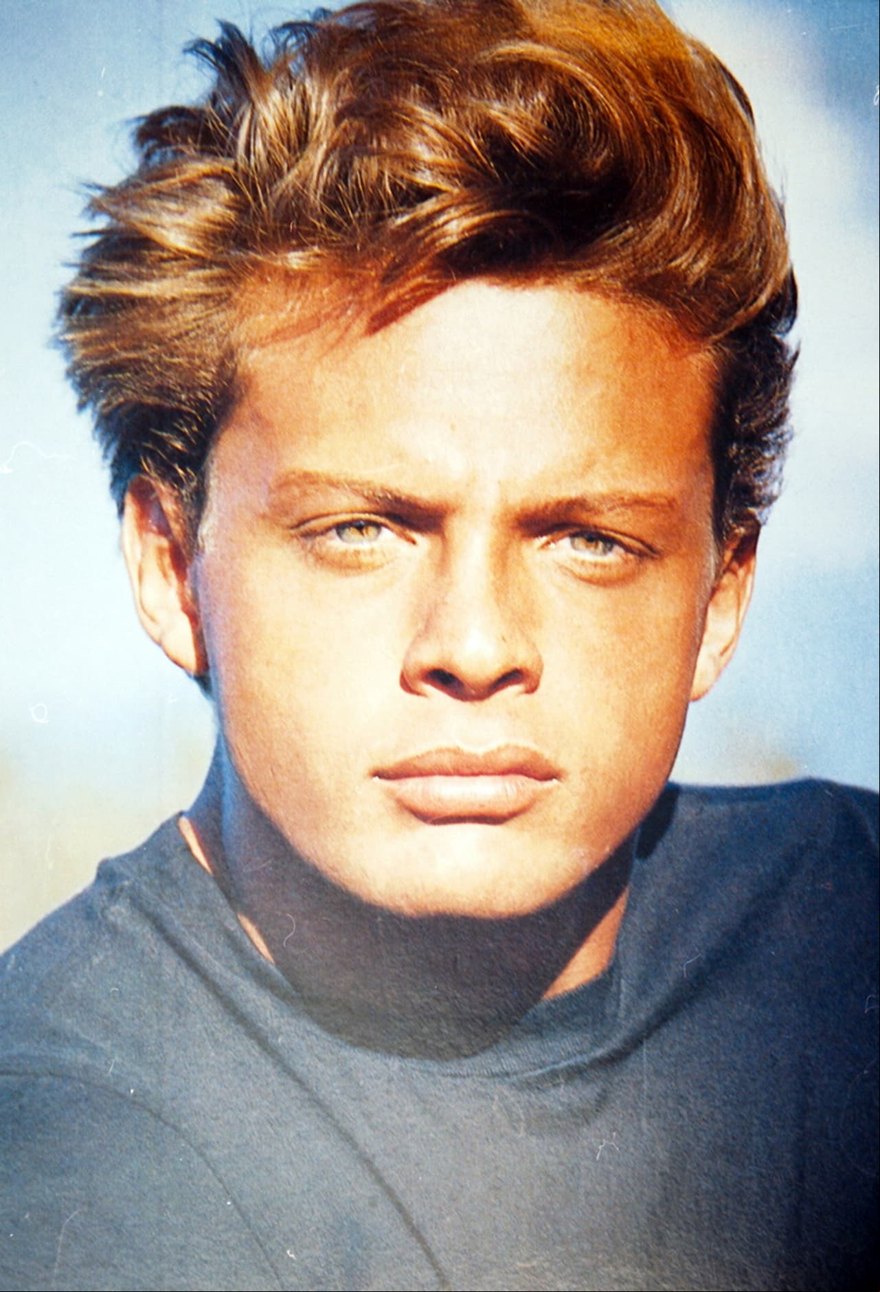 El cantante decide dar un giro a su carrera al grabar un álbum de boleros, ‘Romance’, producido por Armando Manzanero, alcanzando ventas de más de siete millones de copias internacionalmente, además de convertirse en el primer artista latino en recibir un disco de oro en Estados Unidos por un álbum en español.