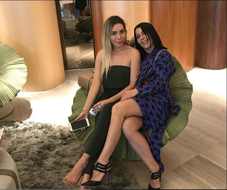 El pleito entre Frida Sofía y Alejandra Guzmán comenzó en el Día de las Madres, después de que la joven intérprete dedicara un mensaje muy seco a su madre. Después de ello, Frida hizo una serie de declaraciones en la acusó a su mamá de estar ausente en su vida y de salir con una de sus exparejas, Christian Estrada. Aunque por el momento no se han hecho más declaraciones al respecto, parece que el conflicto aún no se ha arreglado.
