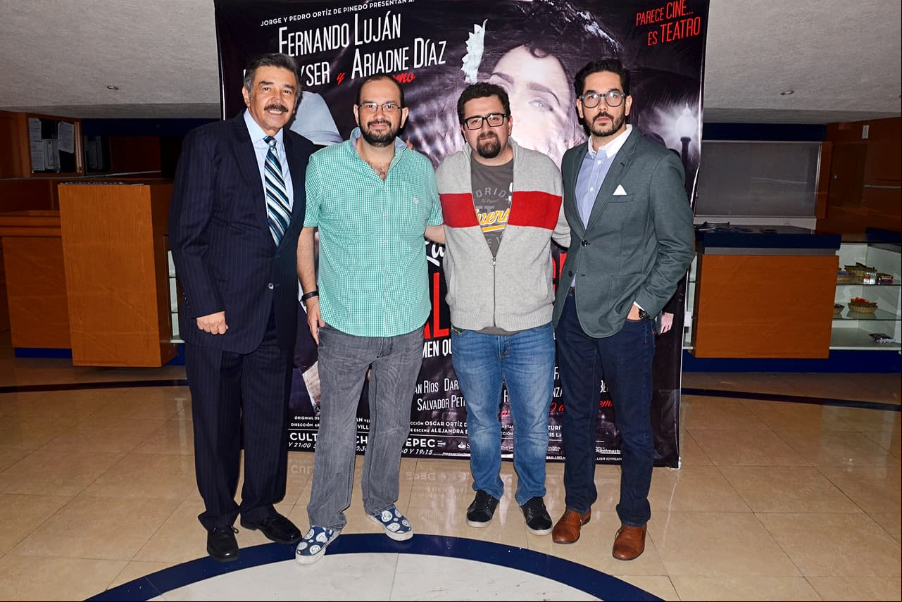 Jorge Ortiz de Pinedo, quien interpreta a 'Plácido López' y produce junto con su hijo Pedro Ortiz de Pinedo la serie de 'Una familia de diez', que también escribe su hijo Óscar, tiene además 4 hijos más: Jesús, Mariana, Santiago y Alejandro.