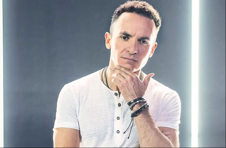 Fonseca pone a bailar 'por pura curiosidad' y cautiva a fans