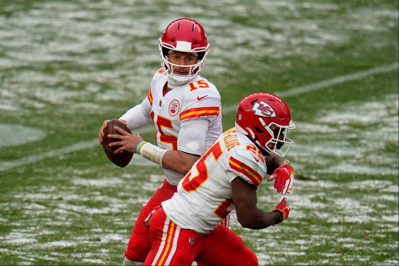 Kansas City tiene una nevada visita visita en Denver, pero Patrick Mahomes responde en cualquier clima y los Chifs destrozan 43-16 a los Denver Broncos.