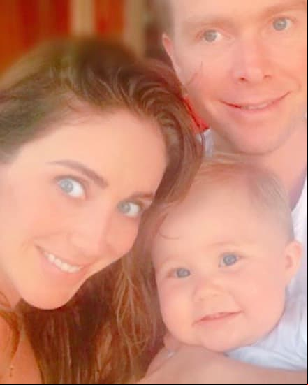 Como buen esposo orgulloso, Manuel Velasco presumió a principios de 2018 una hermosa fotografía, en la que aparece junto a la cantante y el pequeño Manu y para la que la también actriz posó sin gota de maquillaje. “Espero que hayan tenido un domingo familiar en este inicio del 2018, un año de retos, objetivos y metas. ¡Les mando un abrazo!”, anotó en aquel entonces el político mexicano.