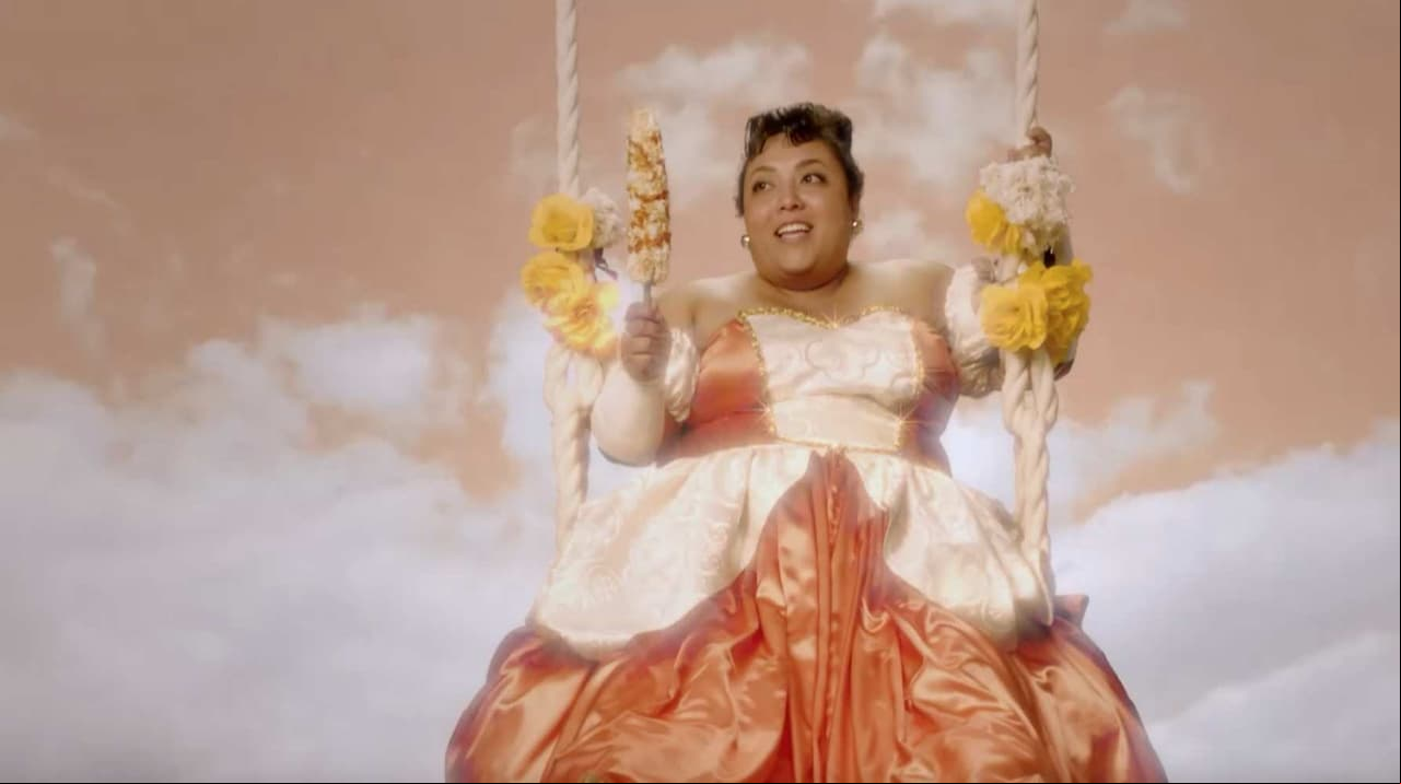 Esta misma temporada, Toña soñó con sus XV años, vestida en un atuendo rosa sobre un columpio.