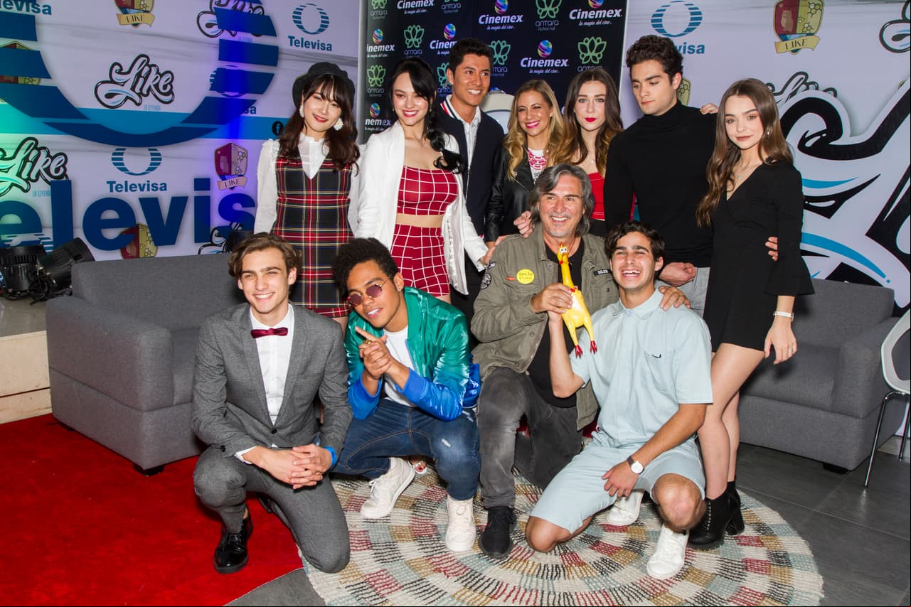 El productor Pedro Damián posó con parte del elenco y demostraron su emoción ante el estreno