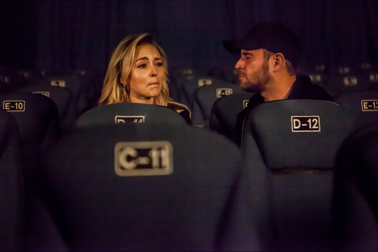 'Jacobo' le confiesa toda la verdad en el mismo lugar donde León le pidió matrimonio. Lucía queda devastada, pero a la vez con miedo por todos los crímenes que cometió.