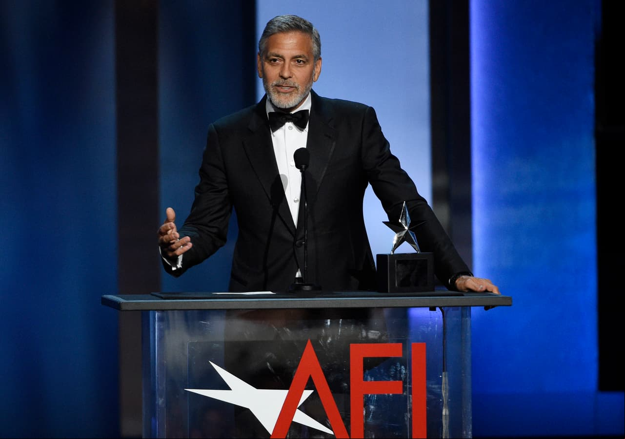 En esta foto, George Clooney acepta galardón que reconoce su trayectoria