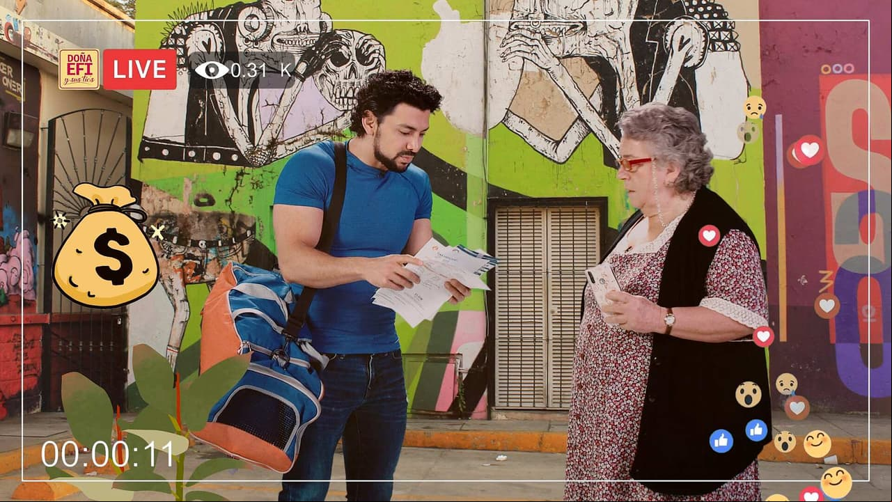 Doña Efi le enseña a Erik cómo hacer pagos a través de su celular