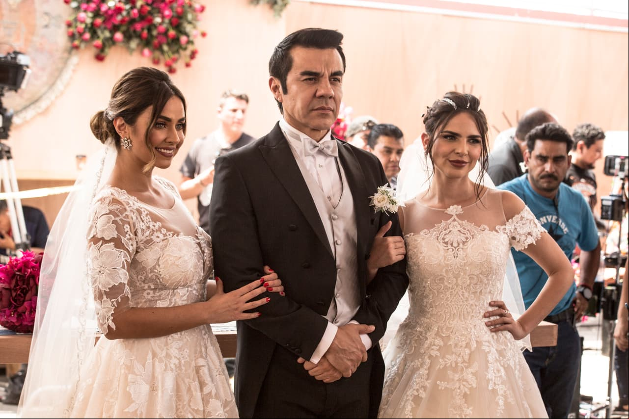 ¡Qué galán! ¡Qué porte! Aquí Adrián Uribe con las dos bellas novias en plena grabación.