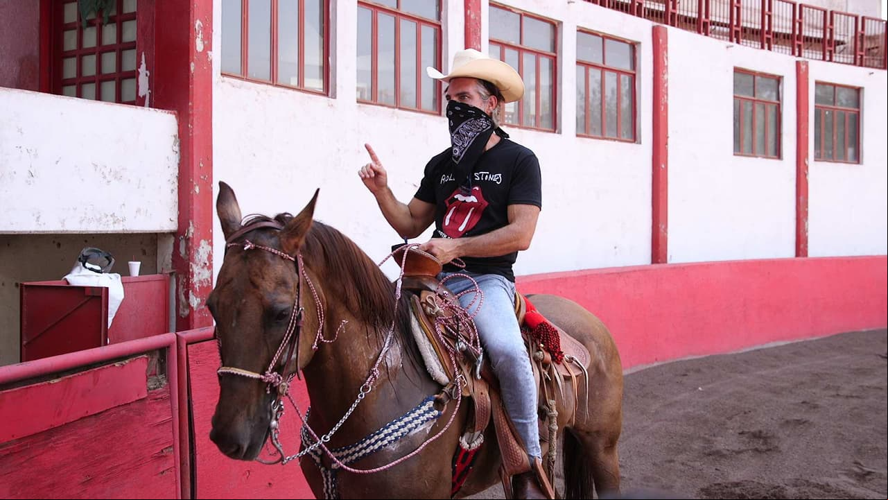 Víctor González comparte cómo vive sus clases de equitación para la telenovela ‘Quererlo Todo’