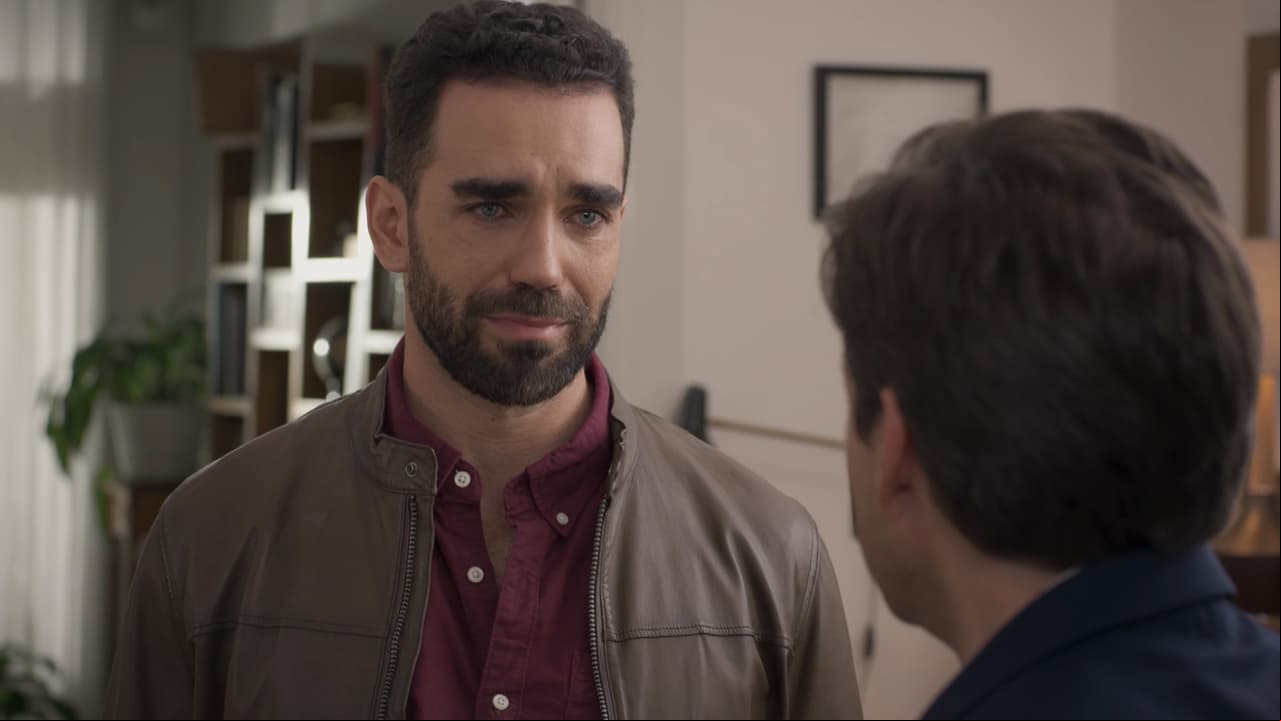 'Fernando' llega y trata de consolarlo, pero no puede negar el dolor que siente.