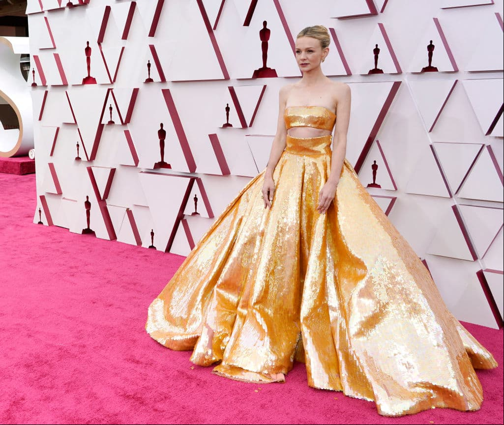 Carey Mulligan apareció en un look compuesto por un top y un falda de lentejuelas de la firma Valentino y portando joyas de Cartier.