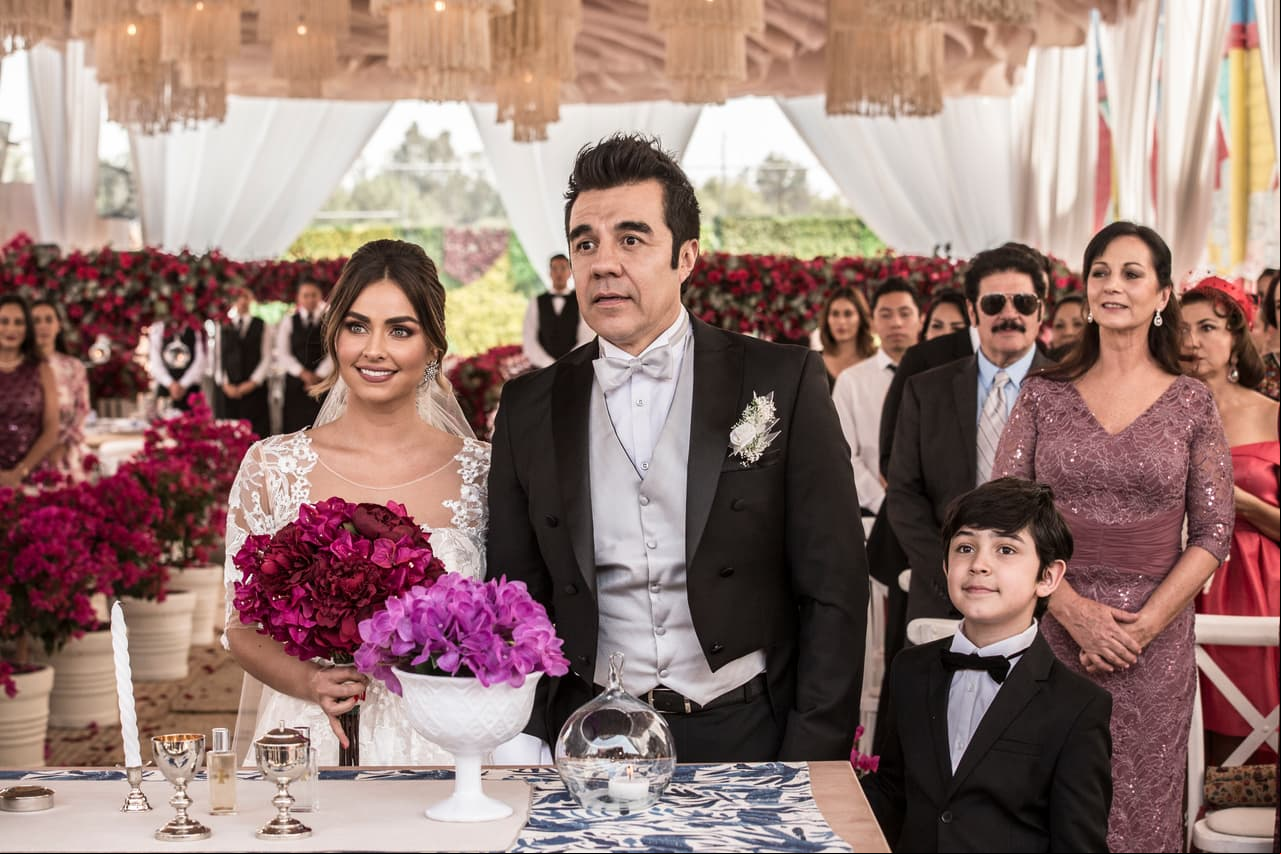 Toño muy atento a las indicaciones del padre. ¡Ya le urgía ser el esposo de su Natita!