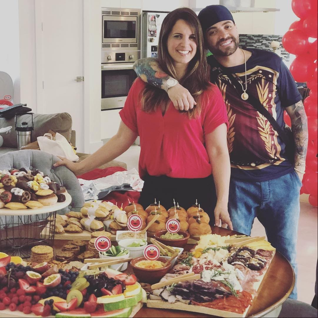 De acuerdo con People en español, el cantante, quien suele revelar muy pocos detalles de su vida privada, se vistió de príncipe para ofrecerle a su entonces novia el anillo de compromiso en 2013.