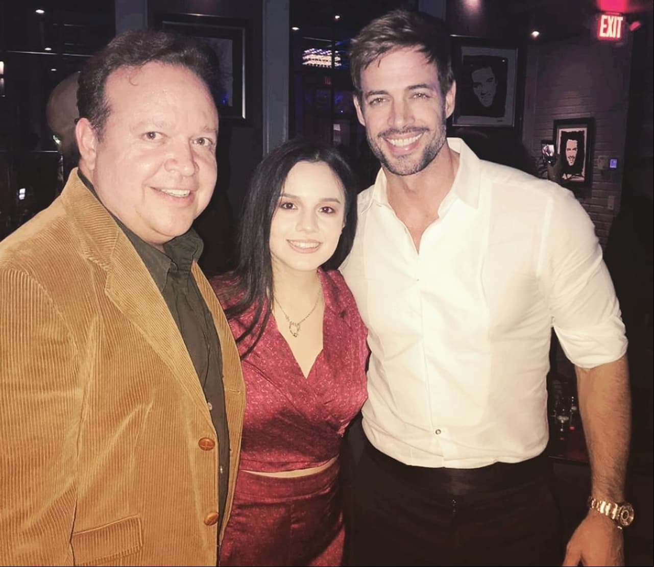 Captan a Sarita Sosa en la inauguración del restaurante de William Levy