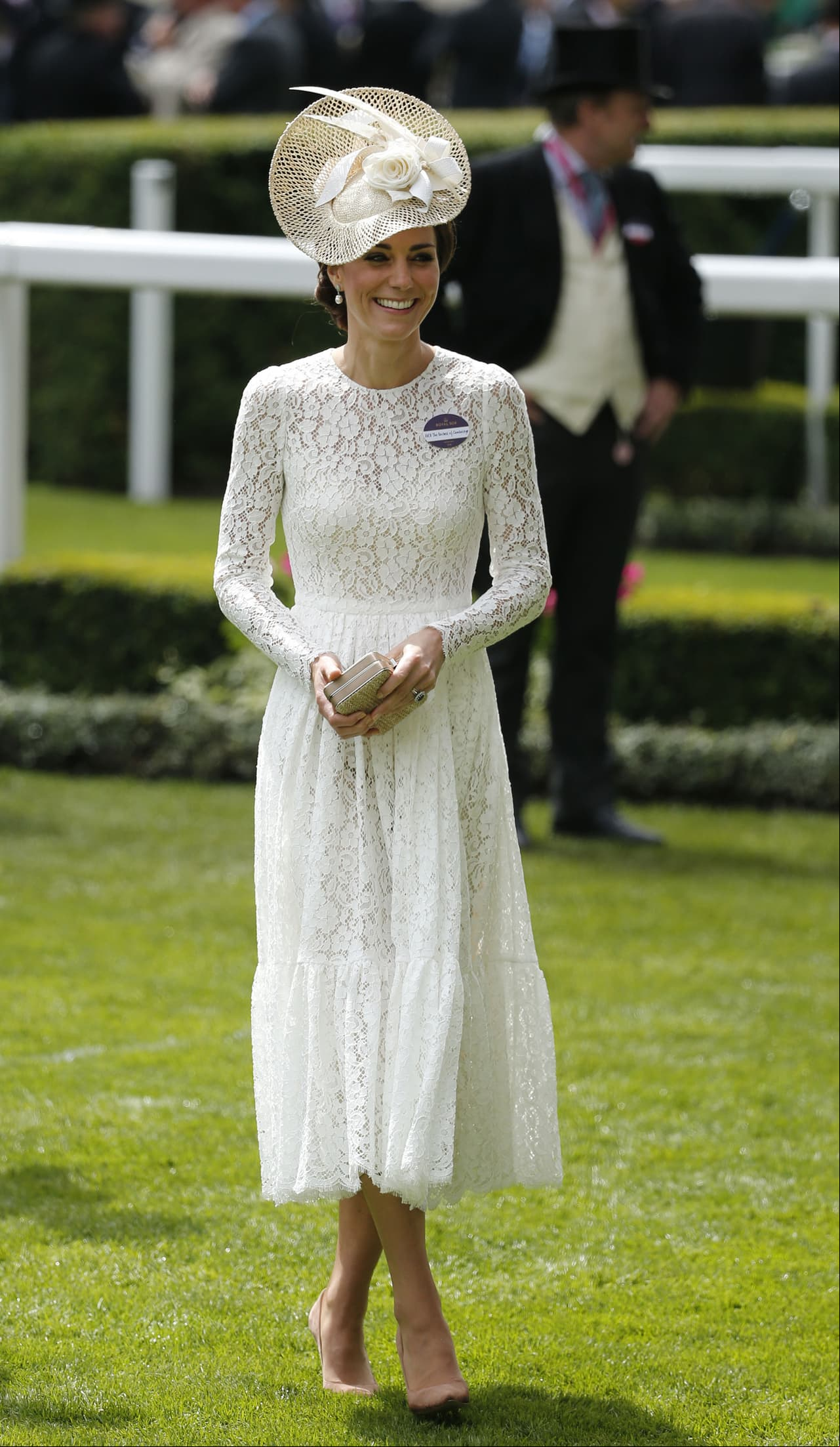 Para el Royal Ascot celebrado en el Hipódromo de Reino Unido, la Duquesa destacó entre los asistentes con un diseño blanco de Alexander McQueen de manga sa que combinó con una cartera de mano de Etui.