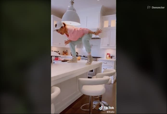 Al igual que las habitaciones anteriores de la mansión, la cocina también cuenta con muebles de color blando y una isla al centro para preparar o consumir los alimentos.