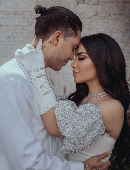 A un par de meses de anunciar su segundo embarazo, Kimberly Loaiza se juró amor eterno, por segunda ocasión, con Juan de Dios Pantoja en una discreta boda celebrada en el jardín de su casa con sus familiares más allegados como testigos.