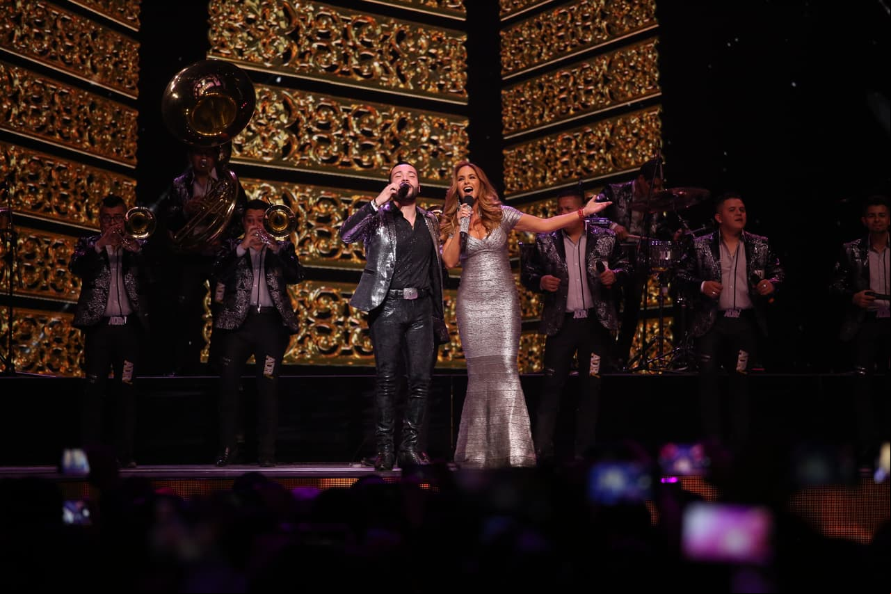 Lucero compartió el escenario con Los Sebastianes.