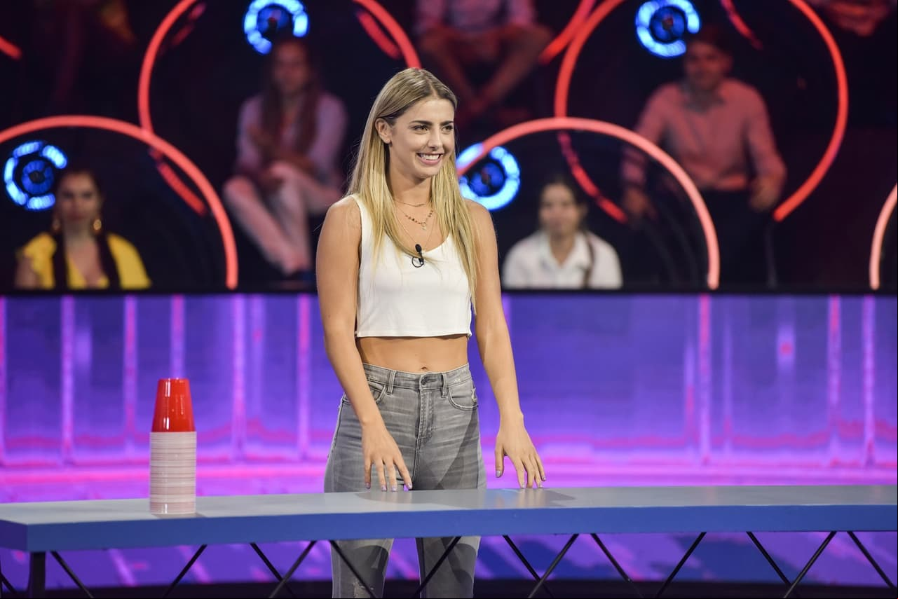 Irina y Michelle llegaron hasta el nivel 6, en el que reunieron la cantidad de 200 mil pesos para el sueño de Daniela y su hermano Iván, las actrices fueron vencidas por la ‘Pirámide de Vasos’ con la que tuvieron que construir una estructura piramidal con 36 vasos.