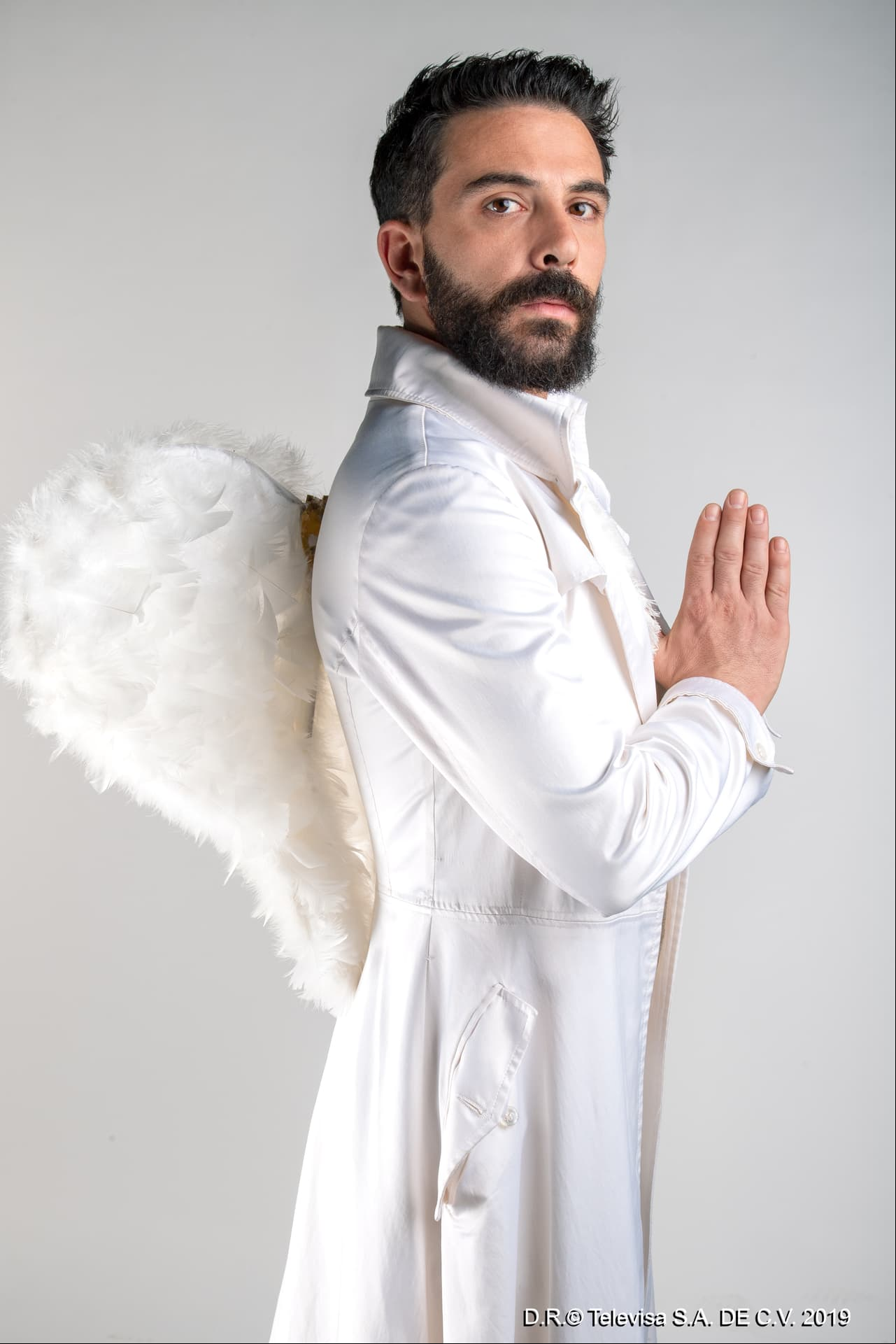 Juan Ugarte es el arcángel 'Uriel', quien por medio de la astucia y la consciencia, busca llevar el alma de 'Alma' al cielo.