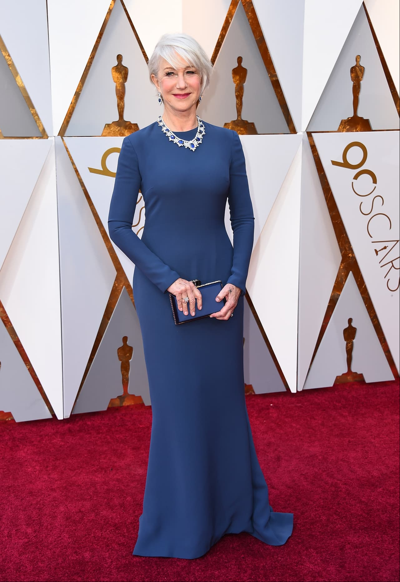 Helen Mirren optó por un vestido sobrio, pero elegante muy in para los Premios Óscar.