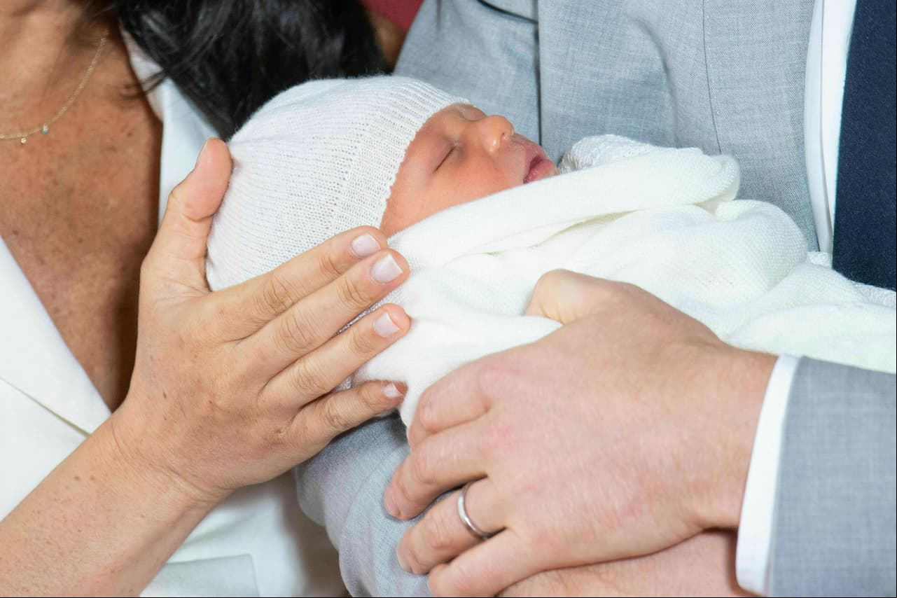El príncipe Harry y Meghan Markle posaron por primera vez junto a su hijo, a dos días del nacimiento del pequeño. Aquí todas las imágenes de cómo luce el nuevo bebé de la Familia Real inglesa