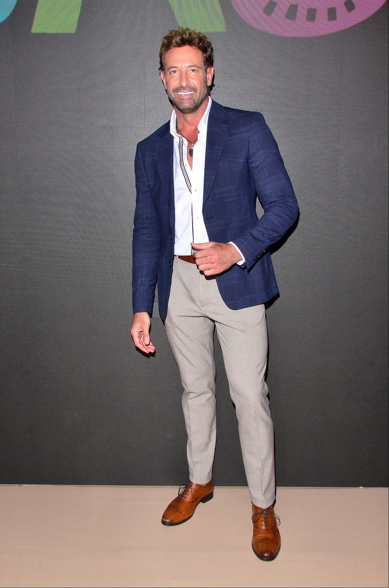 Gabriel Soto dijo que uno de los motivos por las que el público tiene que xver 'Soltero con Hijas' es porque: “se van a enamorar de cada uno de los personajes, van a reír, van a llorar y se la van a pasar increíble”.