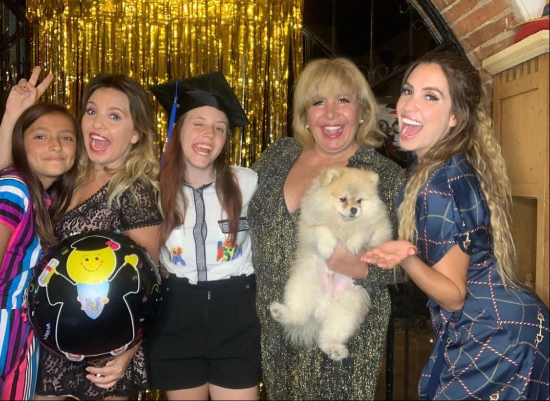 Sin embargo, Rodríguez no solo es una dedicada profesionista, sino la orgullosa madre de dos adolescentes: Paulina y Natalia.