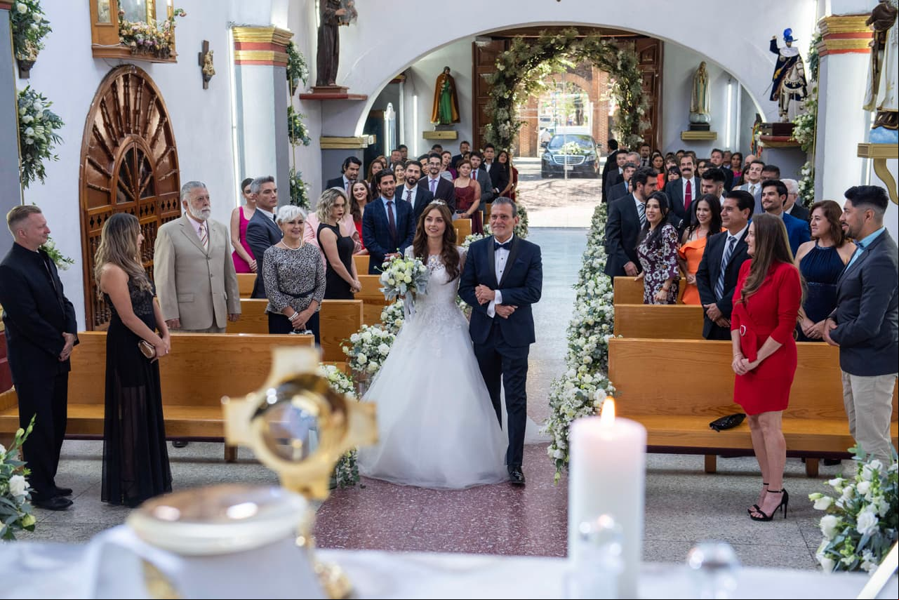 'Mariana' entra muy feliz al altar en compañía de 'Don Alberto'.