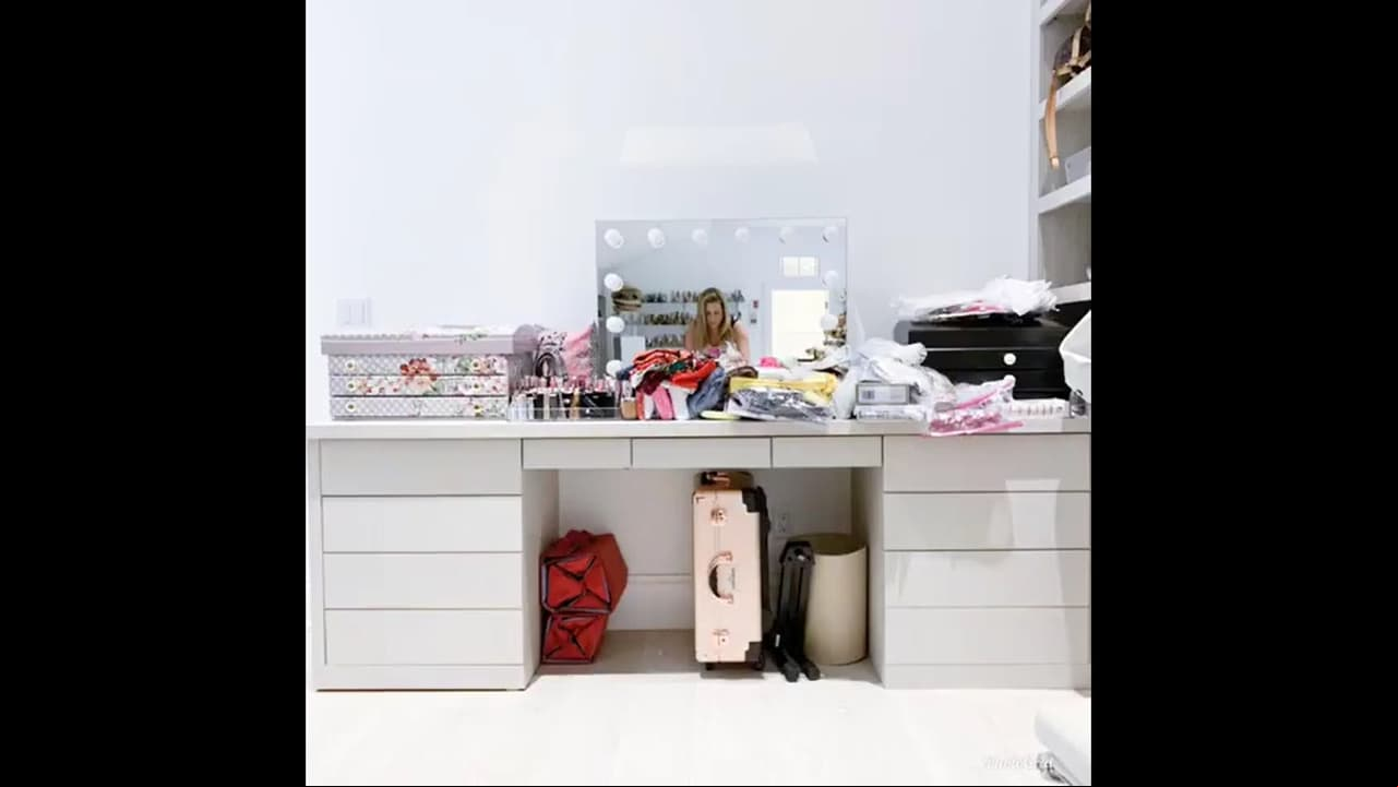 En aquella ocasión, la tía de Camila Sodi dejó ver cada rincón del armario, el cual es de color blanco y cuenta con un tocador con focos alrededor del espejo.