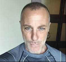 A pesar de los años que el empresario aparenta, Vacchi apenas ha llegado al quinto piso, habiendo cumplido en agosto del año pasado los 52 años. 
<br>