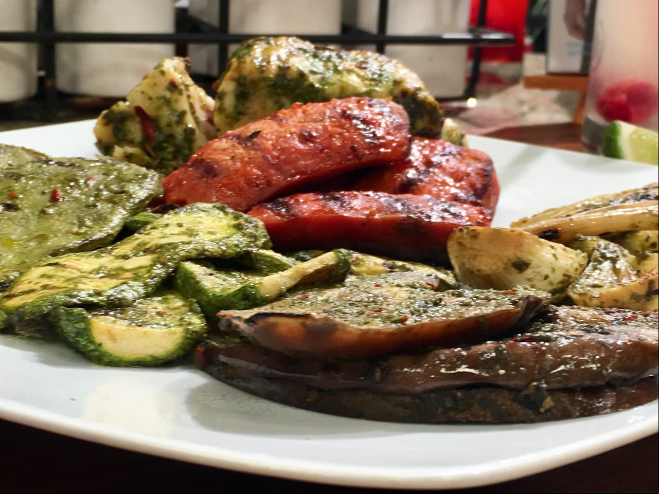 Parrillada de vegetales y pescado con pesto de chipotle