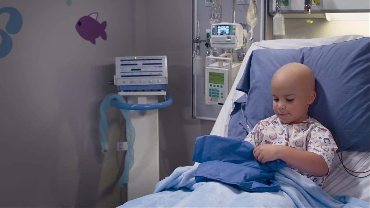 ‘Nico’ es un niño que enfermó de cáncer, pero gracias a que ‘Pedro’, su padre biológico, le donó su medula, pudo recuperarse. A pesar de este difícil momento, el pequeño nos demostró su gran fortaleza.