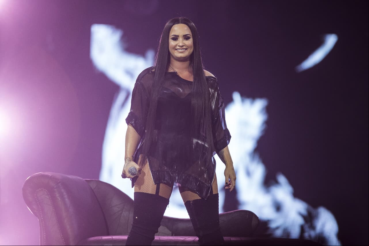 Demi Lovato ha atravesado por episodios difíciles en su vida por el abuso de sustancias, además de sufrir trastornos alimenticios. En el podcast iHeartRadio de agosto de 2017, la cantante asumió que padece un trastorno de bipolaridad, pero que estaba harta de que fuera una etiqueta que siempre acompaña su nombre. “Es algo que tengo, no es algo que soy”, indicó la también actriz.
