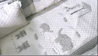 La ropa de cuna tiene bordadas figuras de animales y sobresale el color blanco con detalles en gris. "Este fue el que escogí yo, todo de leoncitos", se escucha describir a la estrella de televisión.