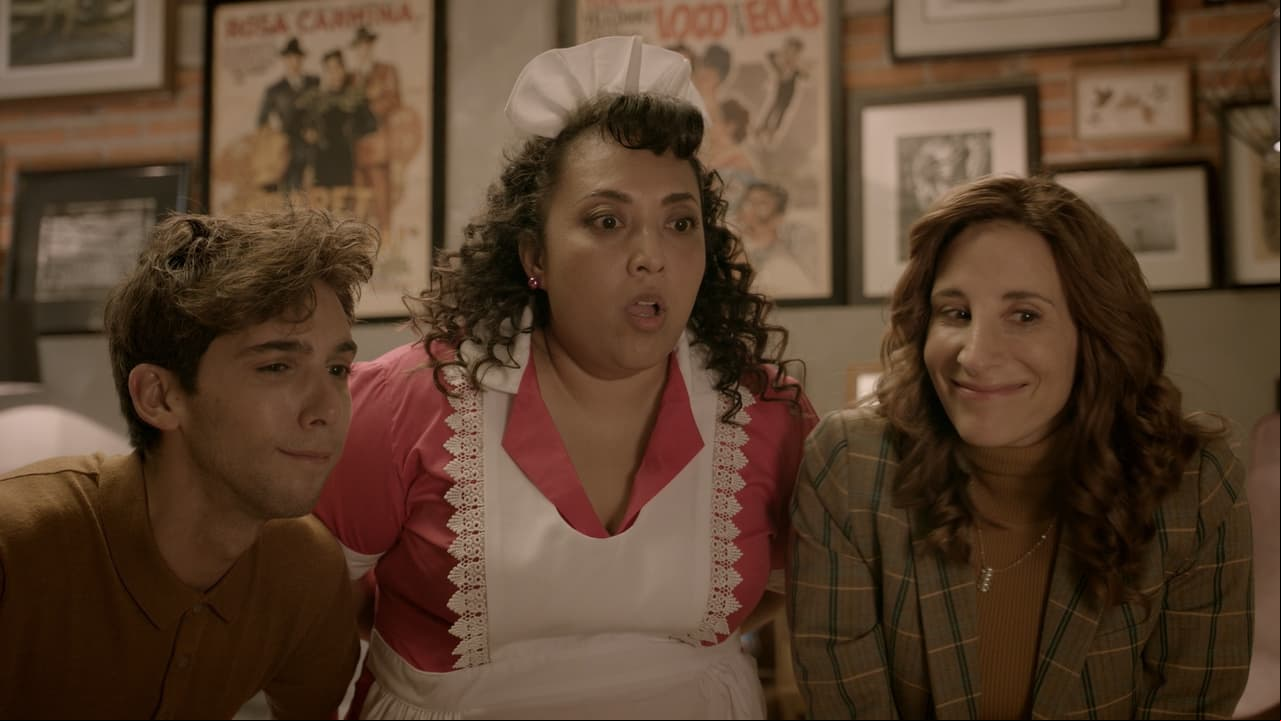 Para la quinta temporada, Toña lució 2 veces uniforme de empleada doméstica, uno azul en el primer episodio y uno rosa cuando Don Paquis se pega en la cabeza y le exige un look más formal para el trabajo.