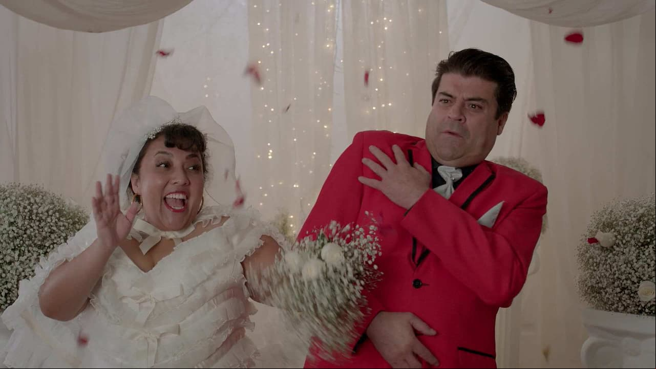 Así lució ‘Toña’ vestida de novia y con ‘Don Paquis’ escoltándola al altar en ‘40 y 20’