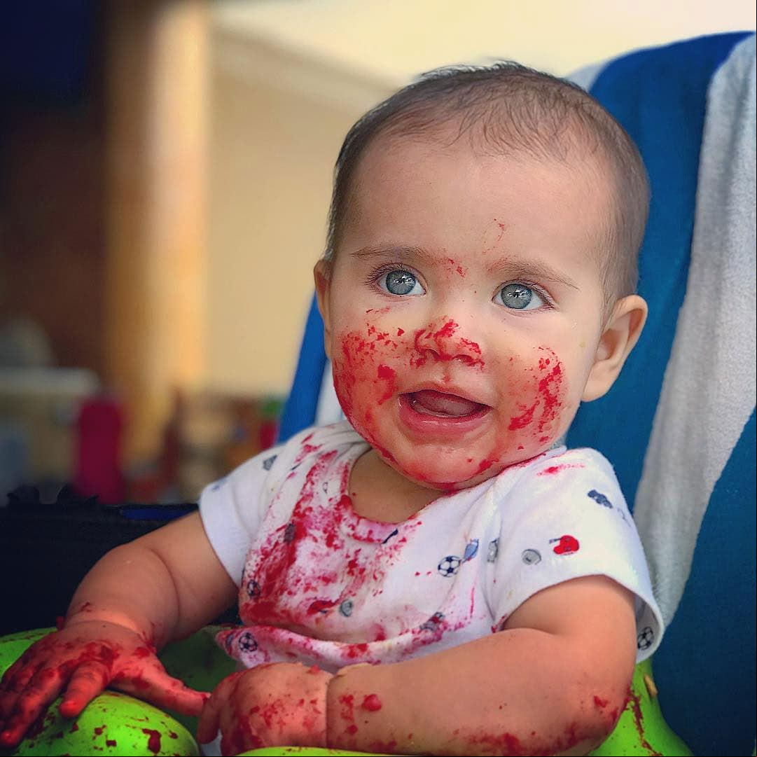 El padre de Marcelo captó el momento en el que el pequeño se ensució tras comer betabel.