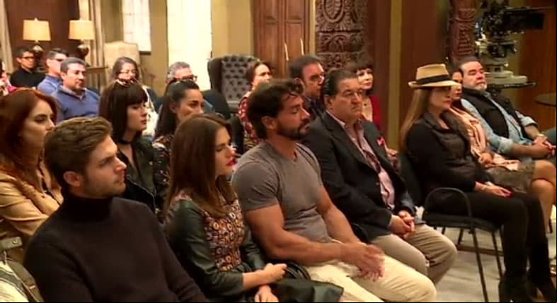 Elenco de En tierras salvajes celebra misa de inicio de grabaciones