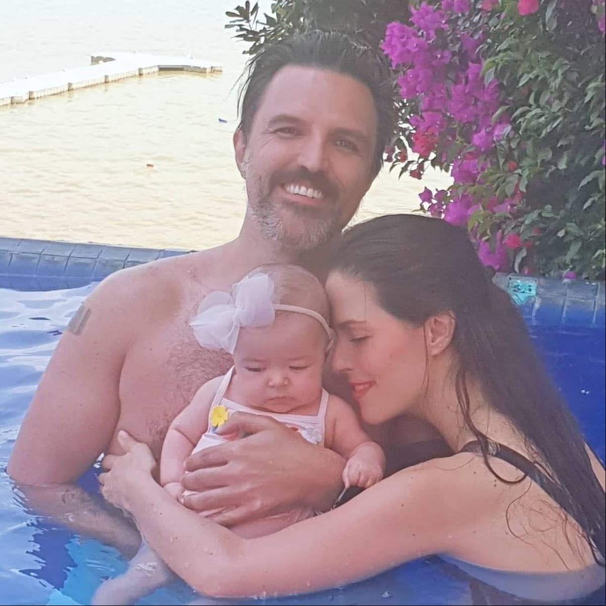 En sus redes, la protagonista de ‘Vencer el Desamor’ también compartió la primera sesión fotográfica con su bebé y Billy Rovzar.