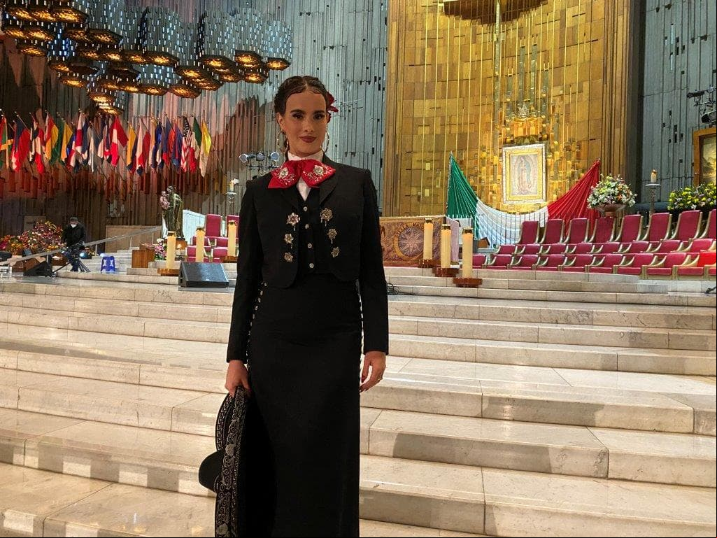 Por primera vez, Gala Montes demostró su fervor a la Morenita del Tepeyac desde la Basílica donde apareció con traje de mariachi para cantar “Me gusta estar contigo”. “Qué emoción al estar aquí a tus pies; hoy vengo agradecerte por el personal sanitario, Ellos han sido héroes anónimos capaces de dar la vida por nuestro hermanos. Gracias por cada uno de ellos; cuídalos y cuídanos Virgencita”.
