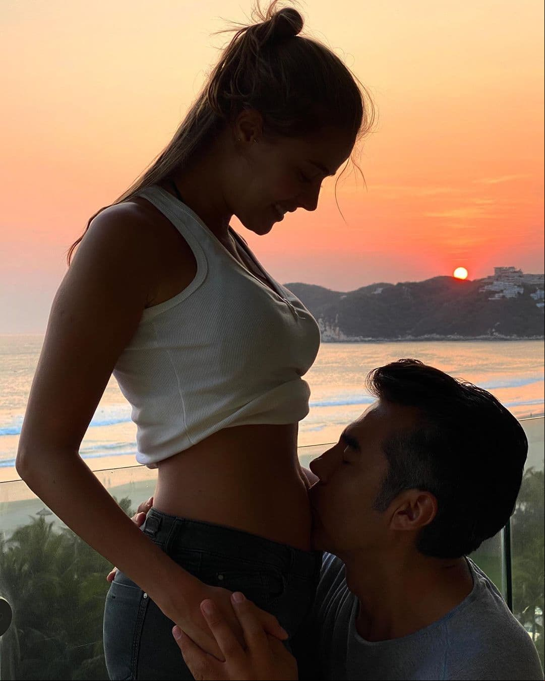 Mientras que el 31 de mayo, Adrián Uribe y Thuany Martins tomaron por sorpresa a sus fans tras revelar que tendrán un bebé. “Gracias por llegar a mi vida y cambiarla por completo, gracias por hacerme la mujer más feliz! Soy afortunada por tenerte en mi vida! Eres lo mejor que me ha pasado. Dios no se equivoca y ahora somos 3. Te esperamos con todo nuestro amor! Mis dos regalos más grandes @adrianuribe”, escribió la modelo brasileña durante la semana 18 de su dulce espera.