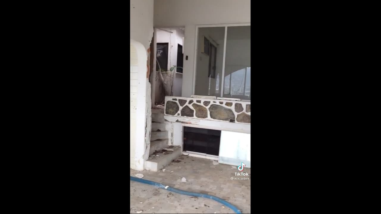 La decoración del interior es completamente en tonos blancos y cuenta con grandes ventanales en todas las habitaciones, las cuales permiten disfrutar de la vista al mar.