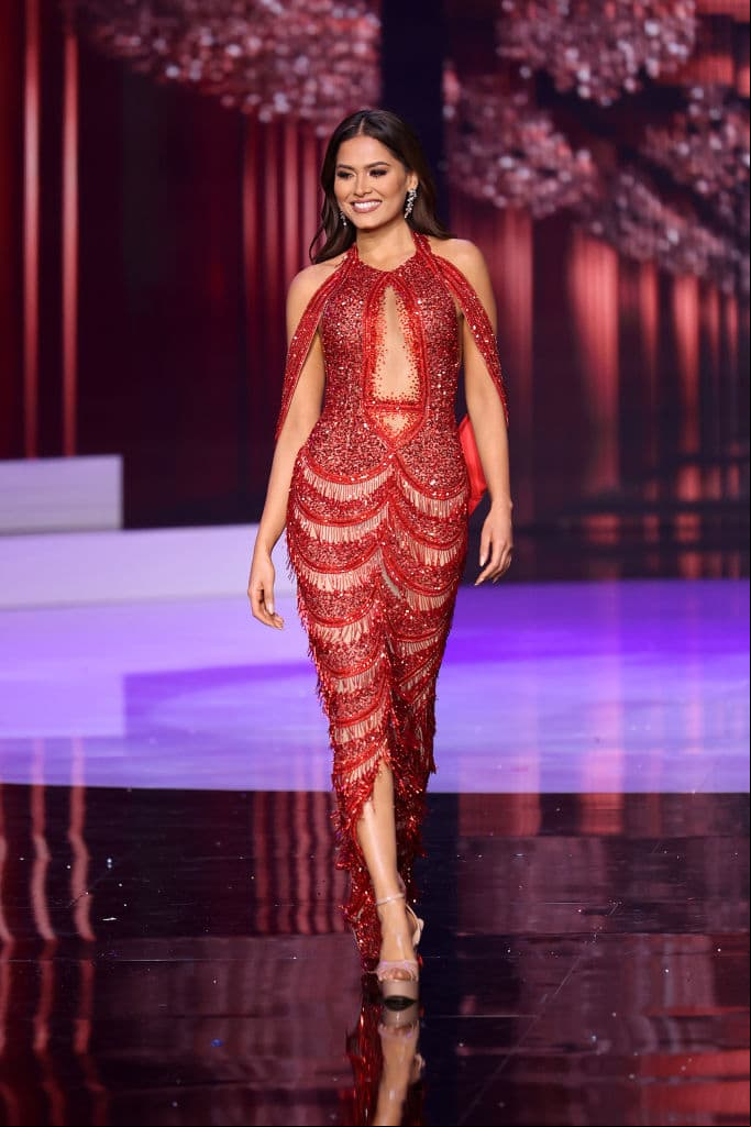 Durante la final, Andrea Meza pasó al Top 5 donde lució un vestido rojo del diseñador michoacano Ivis Lenin Ayala Pacheco, inspirado en las estrellas del Cine de Oro.