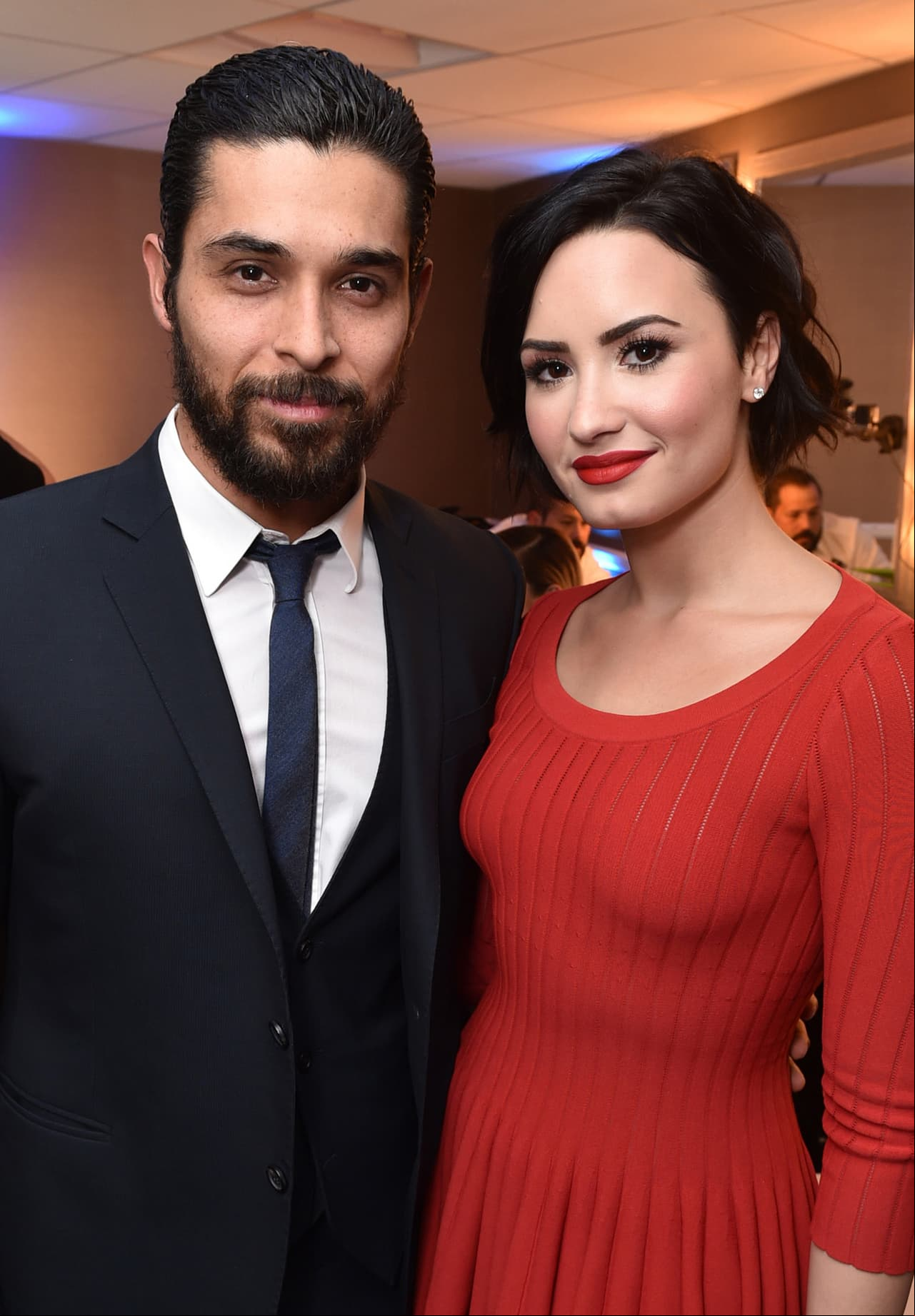 Wilmer Valderrama y Demi Lovato en un evento de caridad en 2015