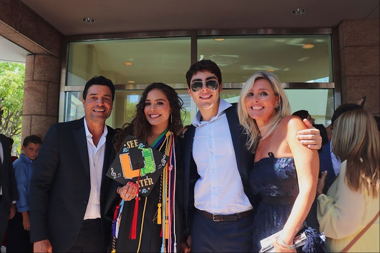 Isadora, la hija de Chayanne, celebra su graduación en compañía de su familia