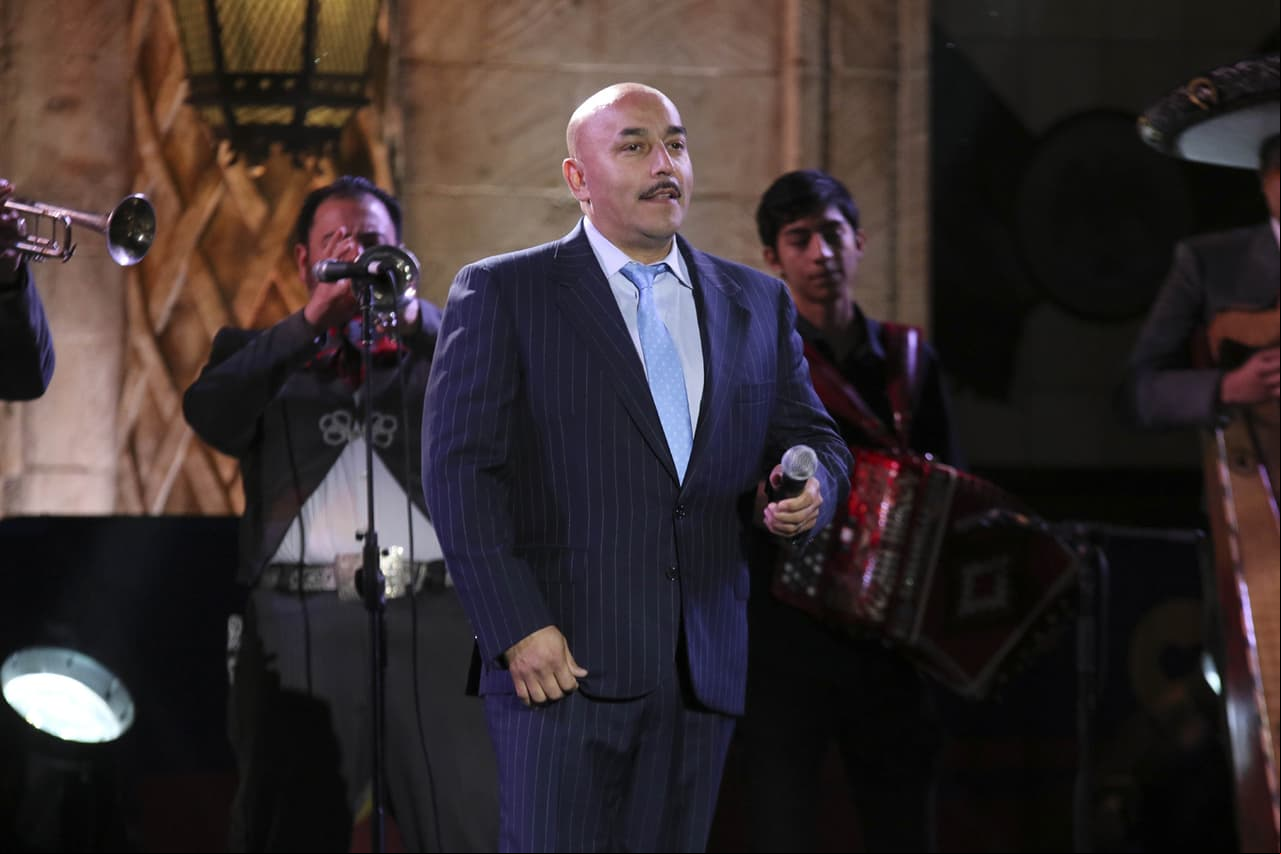 Critican a Lupillo Rivera por burlarse de una reportera